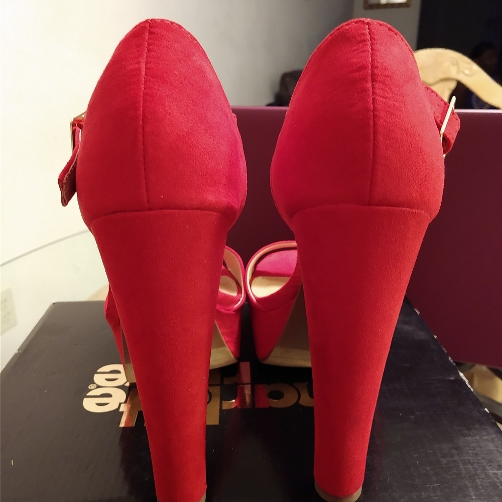 Shoes - Picture 2 of 4